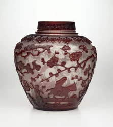 Jarra de Pekín tallada en dos colores, período Qianlong, 1736-95